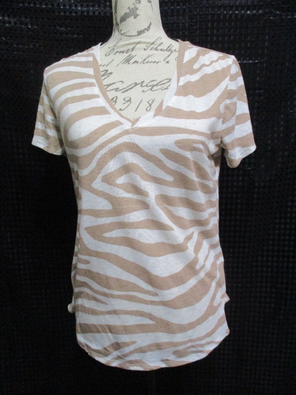 Tribal Jeans Tan & White Tiger Stripe Pull Over Short Sleeve V-Neck T-Shirt (M)